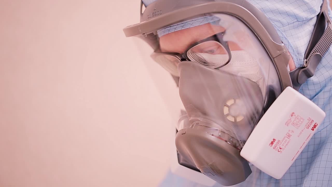 persona con equipo de protección