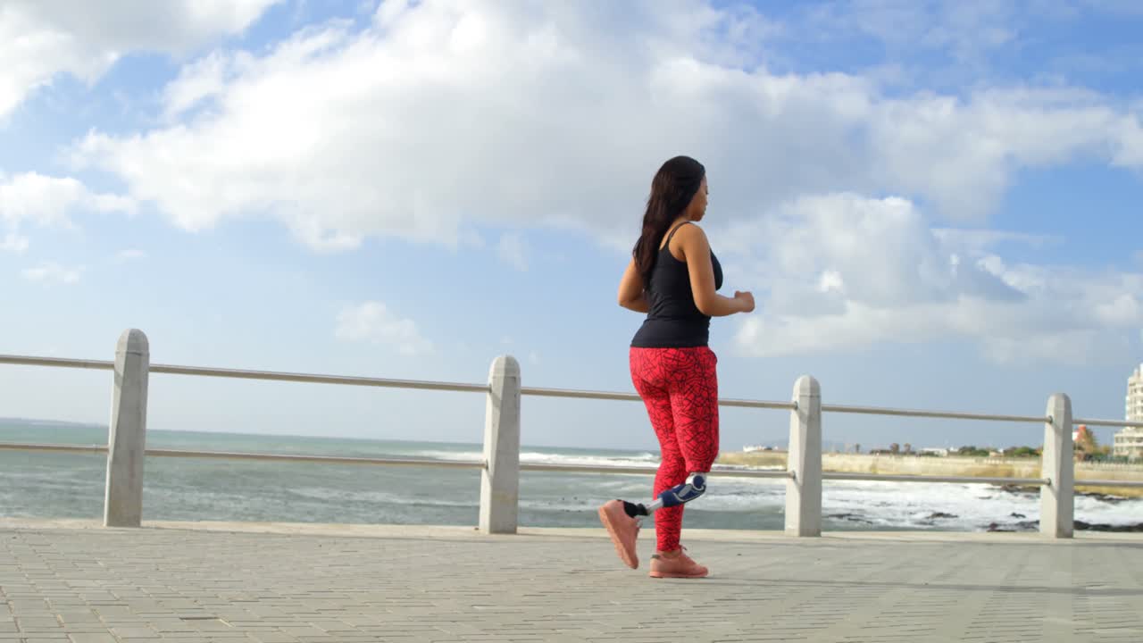 Vista laterale di donna disabile che cammina sul lungomare 4k