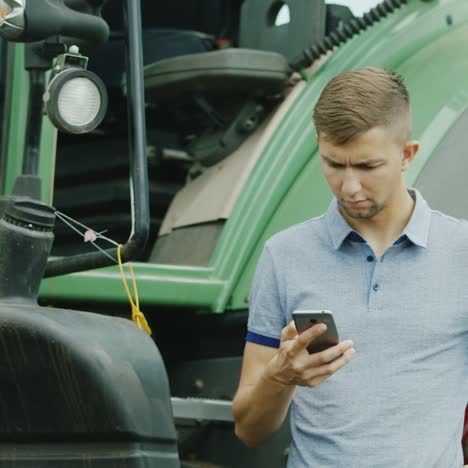 Un-Joven-Agricultor-Exitoso-Se-Comunica-Por-Teléfono-1