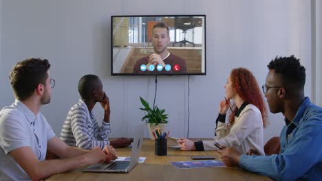 colegas de negocios creativos en videoconferencia en la sala de reuniones en una oficina moderna