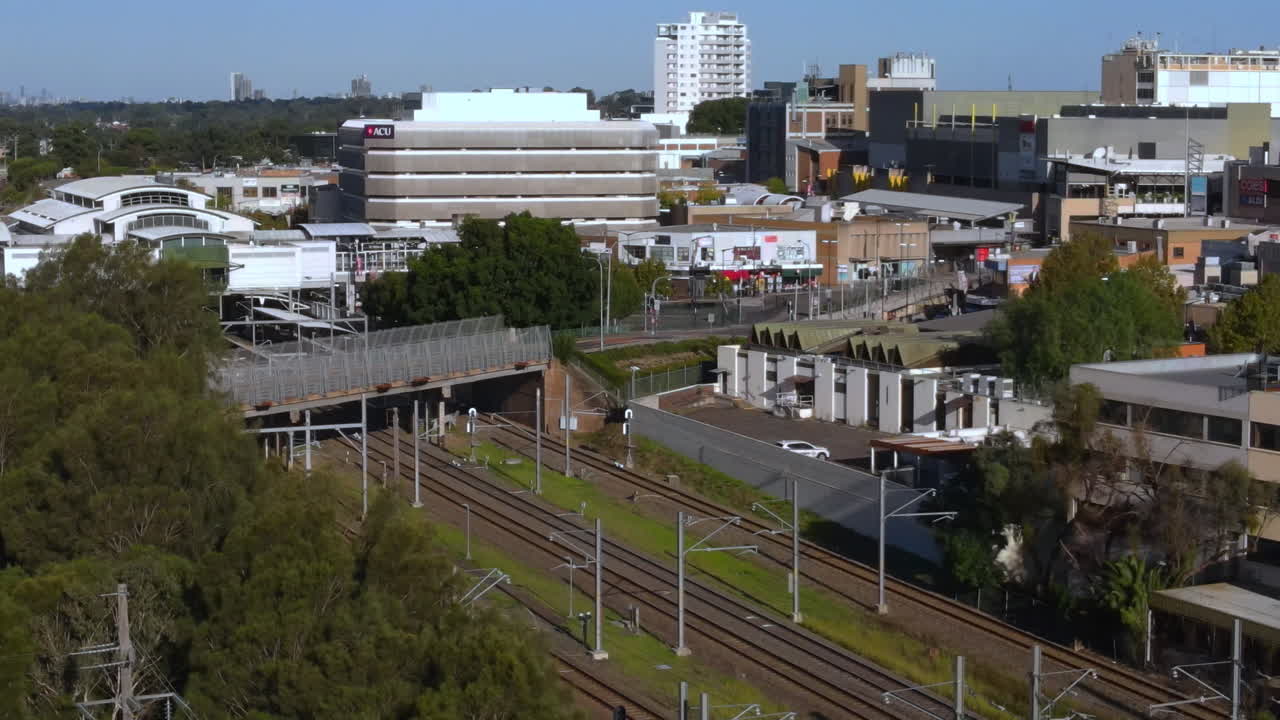 철도 교통 체증과 자동차, 비즈니스가 많은 번잡한 교외 지역의 호주 도로 항공 촬영 - blacktown nsw pt 2