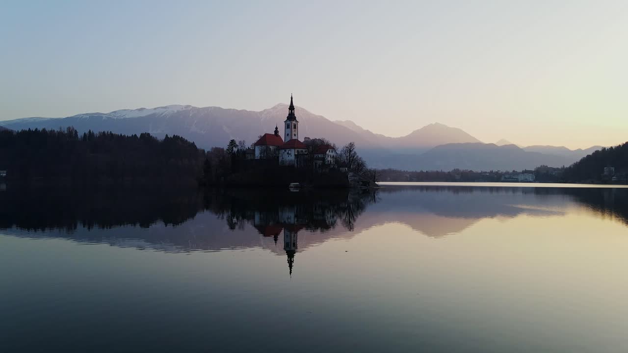 Splendido riflesso del tramonto della Chiesa del Lago di Bled in Slovenia