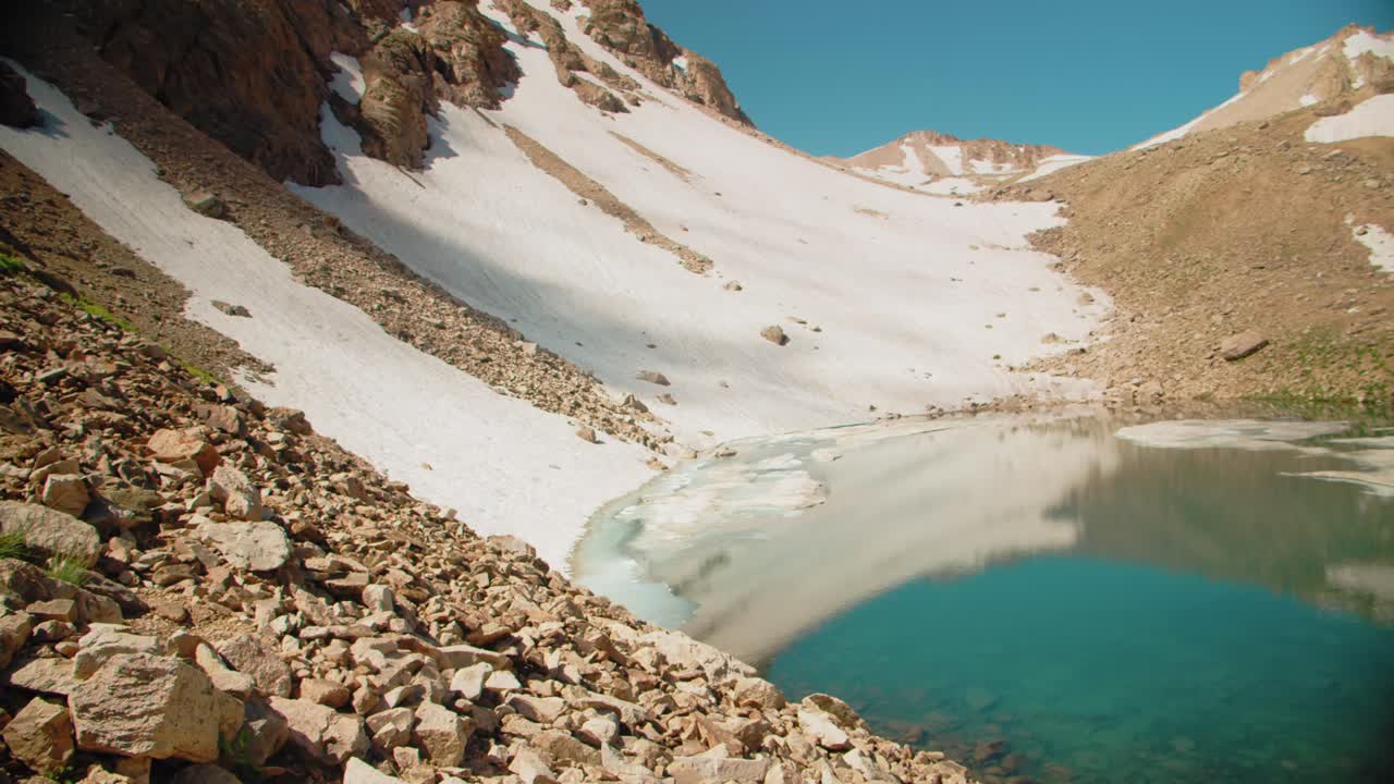 우즈베키스탄에서 해발 2,700m의 고도에 있는 아라산 호수 (arashan lake) 는 50개 중 31개이다.