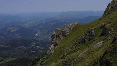 Toma-Aerea-Del-Monte-Aitzkorri-Luftaufnahme-Des-Berges-Aitzkorri-Aratz