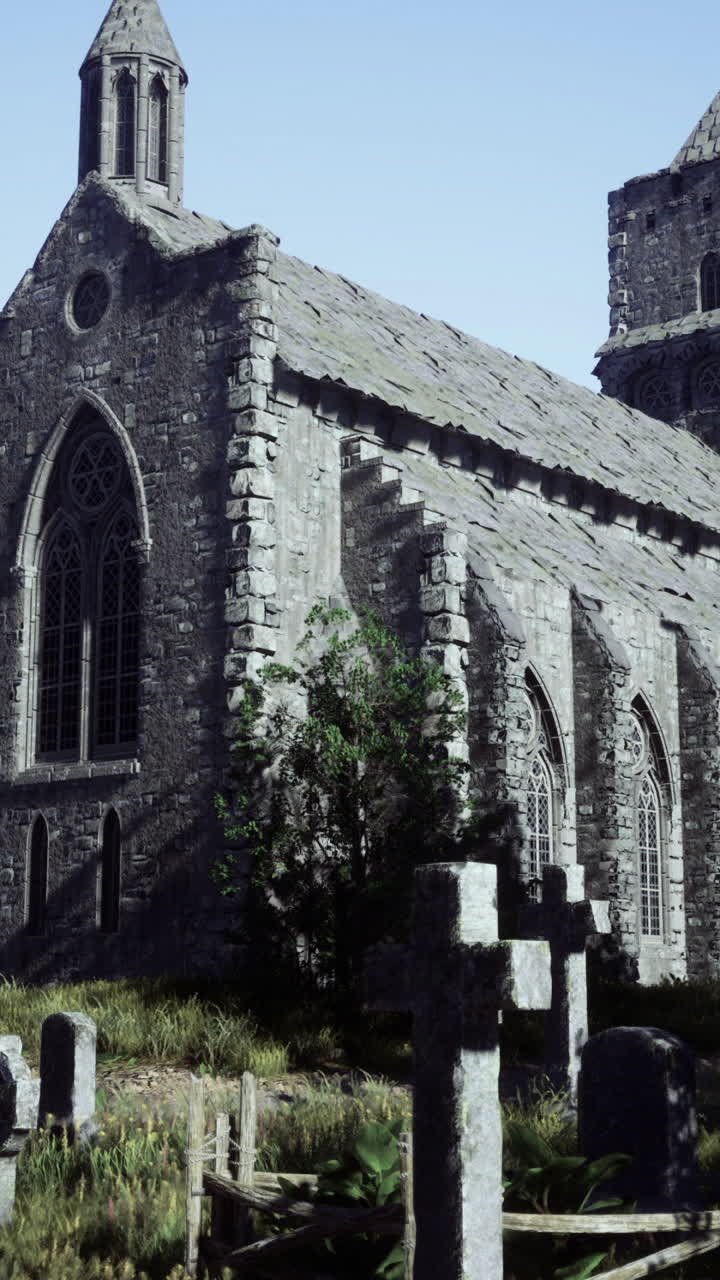 Igreja de pedra antiga cercada por sepulturas perto de ruínas antigas em uma paisagem serena