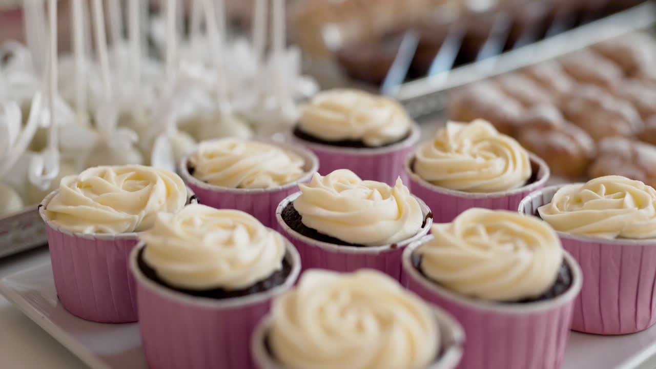 Candy bar per matrimonio con torte e caramelle assortite 5
