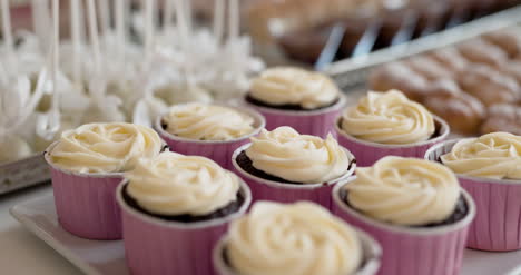 Süßer-Schokoriegel-Mit-Verschiedenen-Kuchen-Und-Bonbons-Hochzeit-Schokoriegel-5