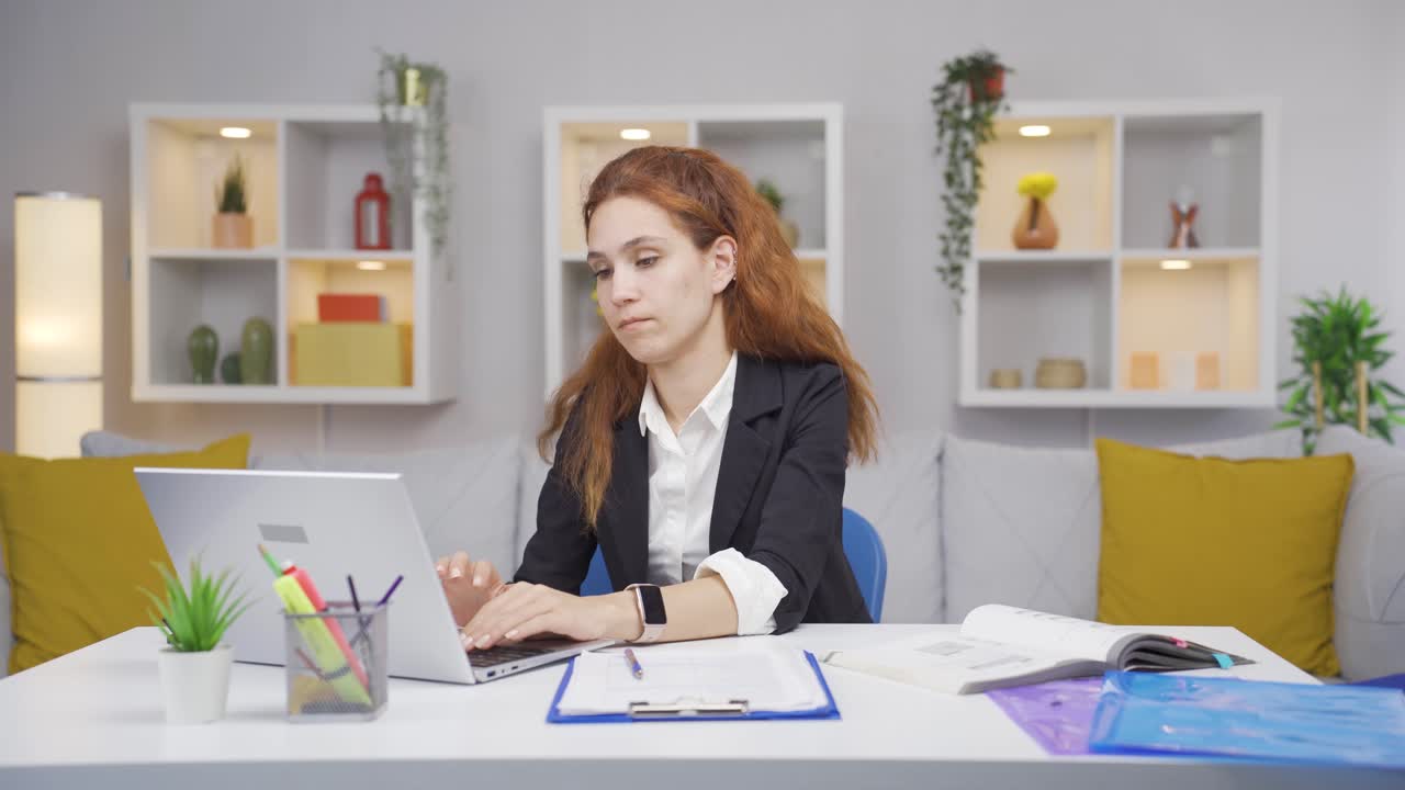 Donna in smart working pensierosa, depressa e infelice