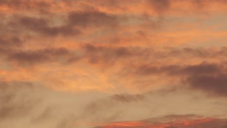 Grandes-Nubes-Rojas,-Rosadas-Y-Anaranjadas-Que-Se-Desplazan-Por-El-Cielo-Durante-El-Atardecer,-Australia,-Gippsland,-Victoria,-Maffra