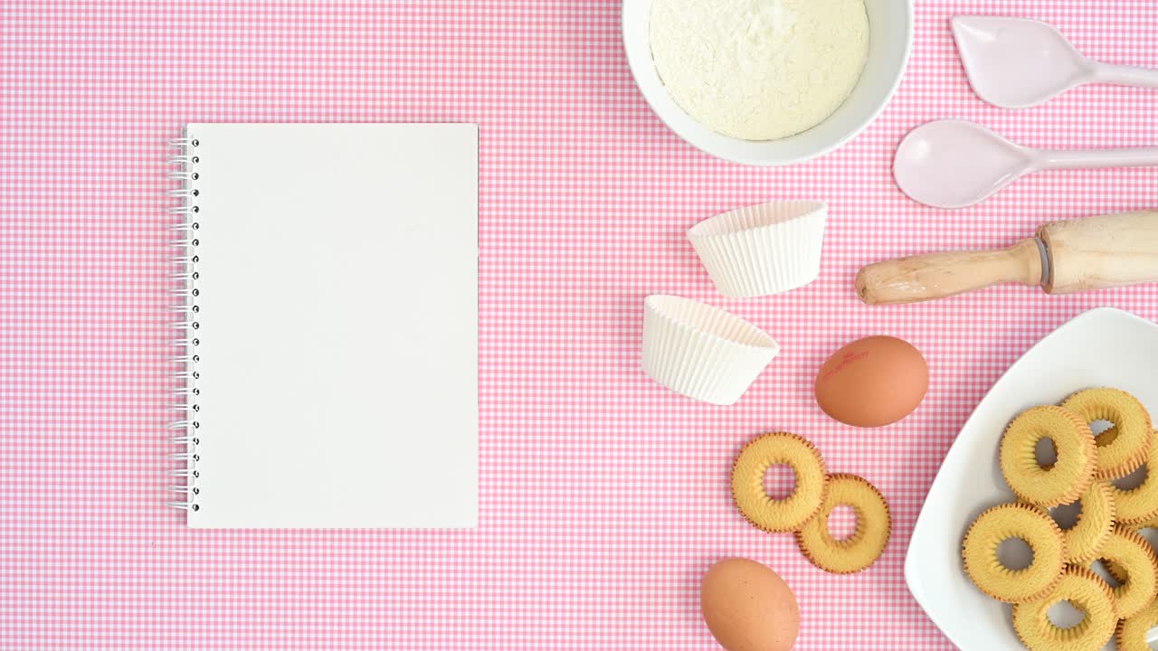 hacer galletas comestibles y galletas frescas galletas en tema rosa pastel con nota de tarjeta de papel. dejar de moverse plana