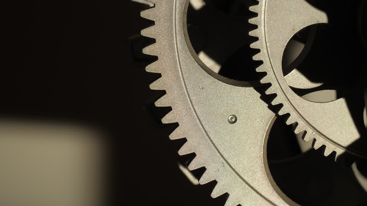 ruedas dentadas de un reloj de aspecto industrial