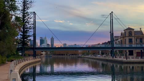 el amplio horizonte del cbd de perth entre los pilares del puente de trafalgar, claisebrook cove, al este de perth