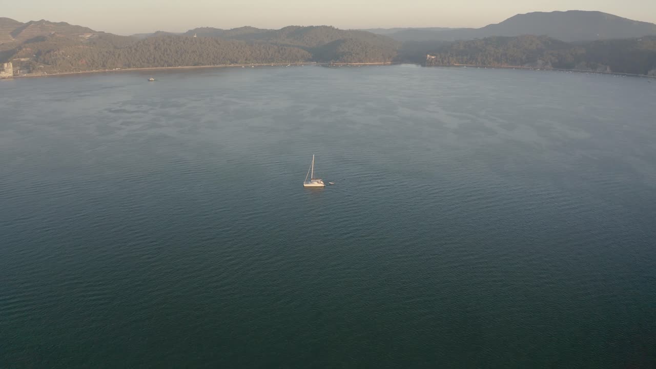 Catamarano a vela di lusso in un fiume da sogno