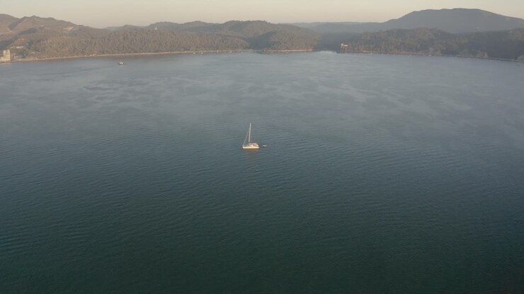 Catamarano a vela di lusso in un fiume da sogno