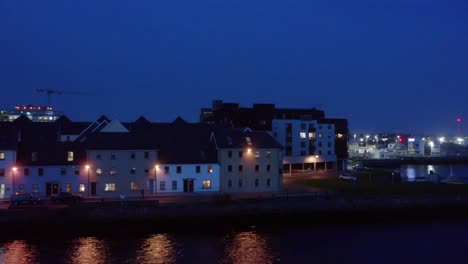 Ruhige-Luftaufnahme-Des-Legendären-Langen-Spaziergangs-In-Galway-Bei-Nacht