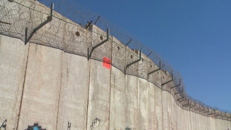 Il filo spinato adorna la parte superiore della nuova Barriera della Cisgiordania tra Israele e i territori palestinesi.