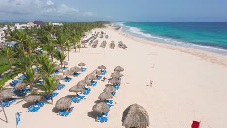 Luftaufnahme-Des-Häuschens-Und-Des-Rettungsturms-Am-Weißen-Sandstrand-In-Der-Nähe-Des-Hard-Rock-Hotels-In-Punta-Cana,-Dominikanische-Republik