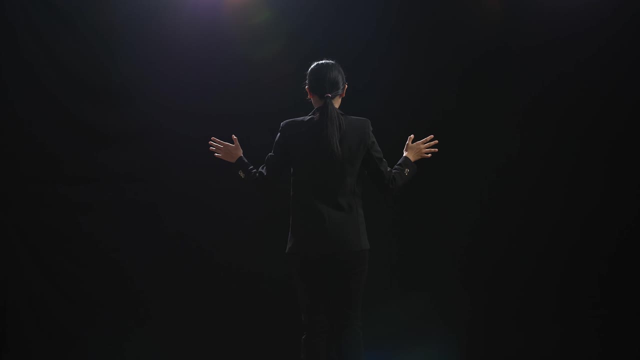 mujer de traje negro, vista trasera