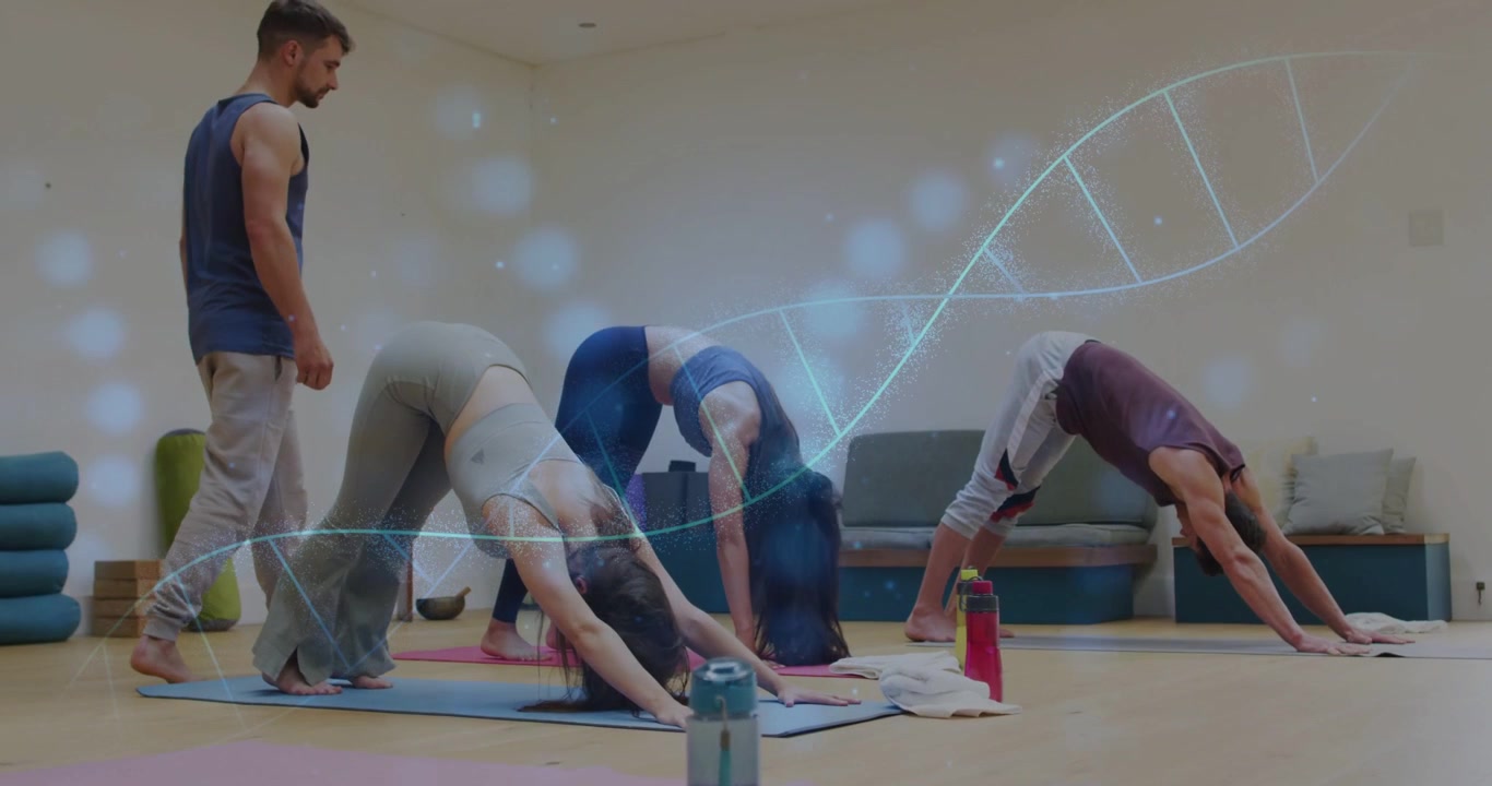 Vertikal video: Lärare instruerar, tre personer i yogakläder utför nedåtgående hund på mattor i en studio, spiral.