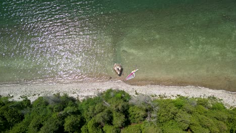 Toma-Aérea-De-Arriba-Hacia-Abajo-De-Una-Gran-Roca-A-Orillas-Del-Lago,-Michigan