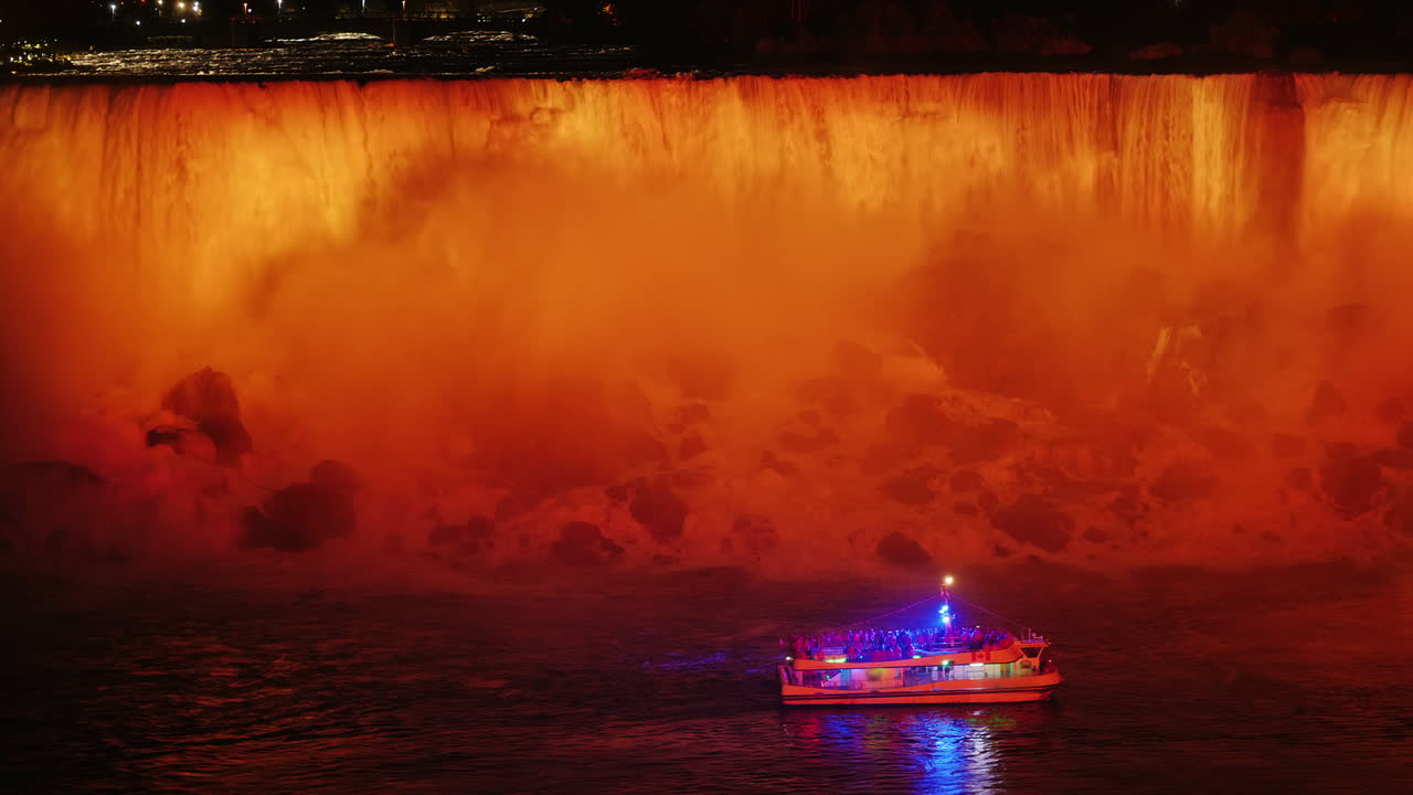 투어 보트는 투광 조명등이 켜진 나이아가라 폭포를 통과합니다.