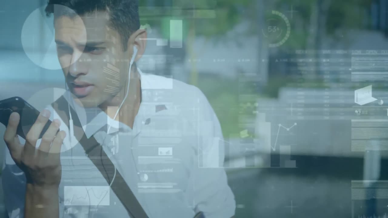 스마트폰을 사용하는 혼성 인종 사업가에 대한 금융 데이터 처리 애니메이션