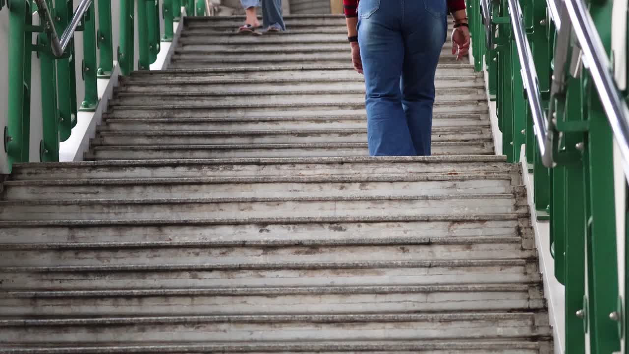 큰 야외 계단 을 올라가는 사람 들