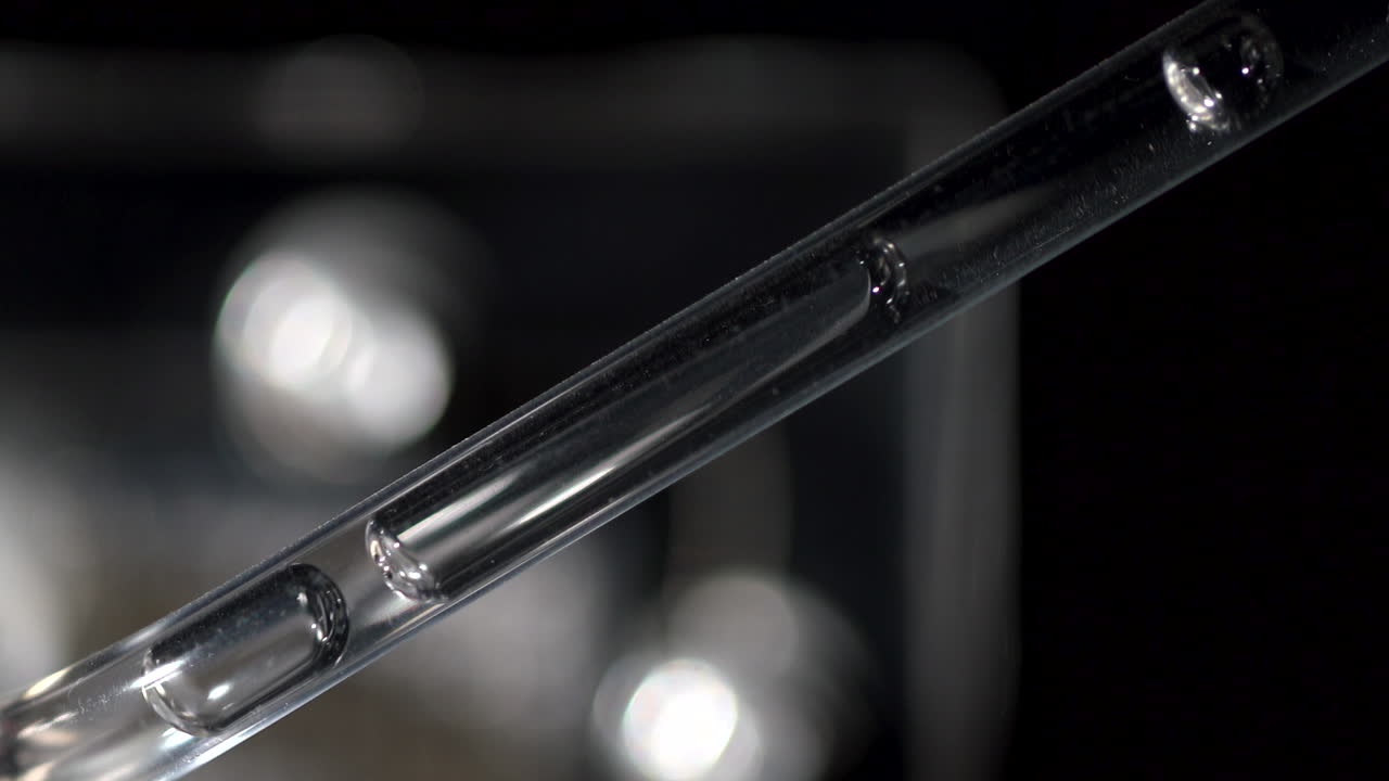 burbujas de aire que viajan a través de un tubo transparente de laboratorio