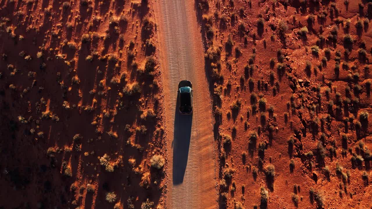 coche moderno conduciendo en el desierto del valle del monumento por el atardecer