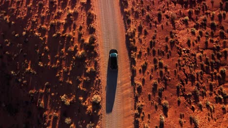 Coche-Moderno-Conduciendo-En-El-Desierto-De-Monument-Valley-Al-Atardecer