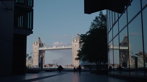 Puente-De-La-Torre-En-El-Reflejo-De-Un-Edificio