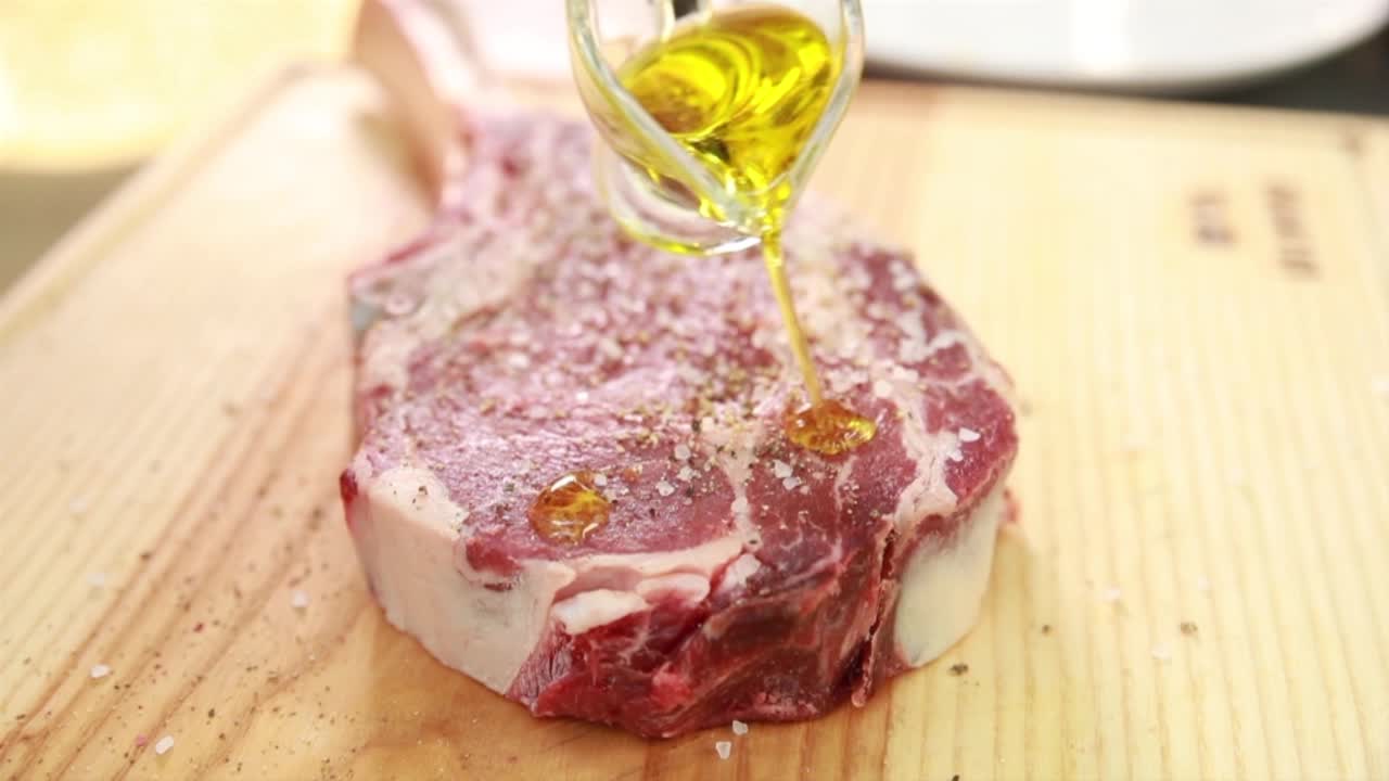 Preparazione di una costata di manzo