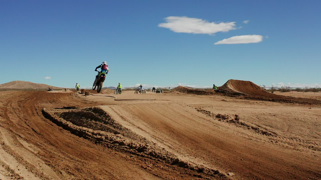 desierto de mojave vehículo todoterreno cámara lenta