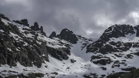 Mountain-ridge-covered-with-snow