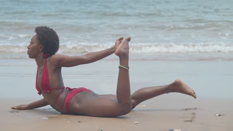 Una-Mujer-Joven-Que-Muestra-Su-Flexibilidad-Mientras-Hace-Una-Pose-De-Contorsión-En-Esta-Increíble-Ubicación-En-La-Playa-Caribeña