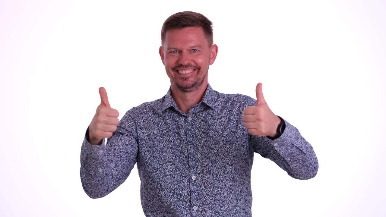 hombre sonriendo y dando pulgares hacia arriba