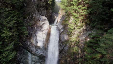 Agua-Corriendo-Corriendo-Por-La-Montaña-Hasta-Una-Cascada-Masiva