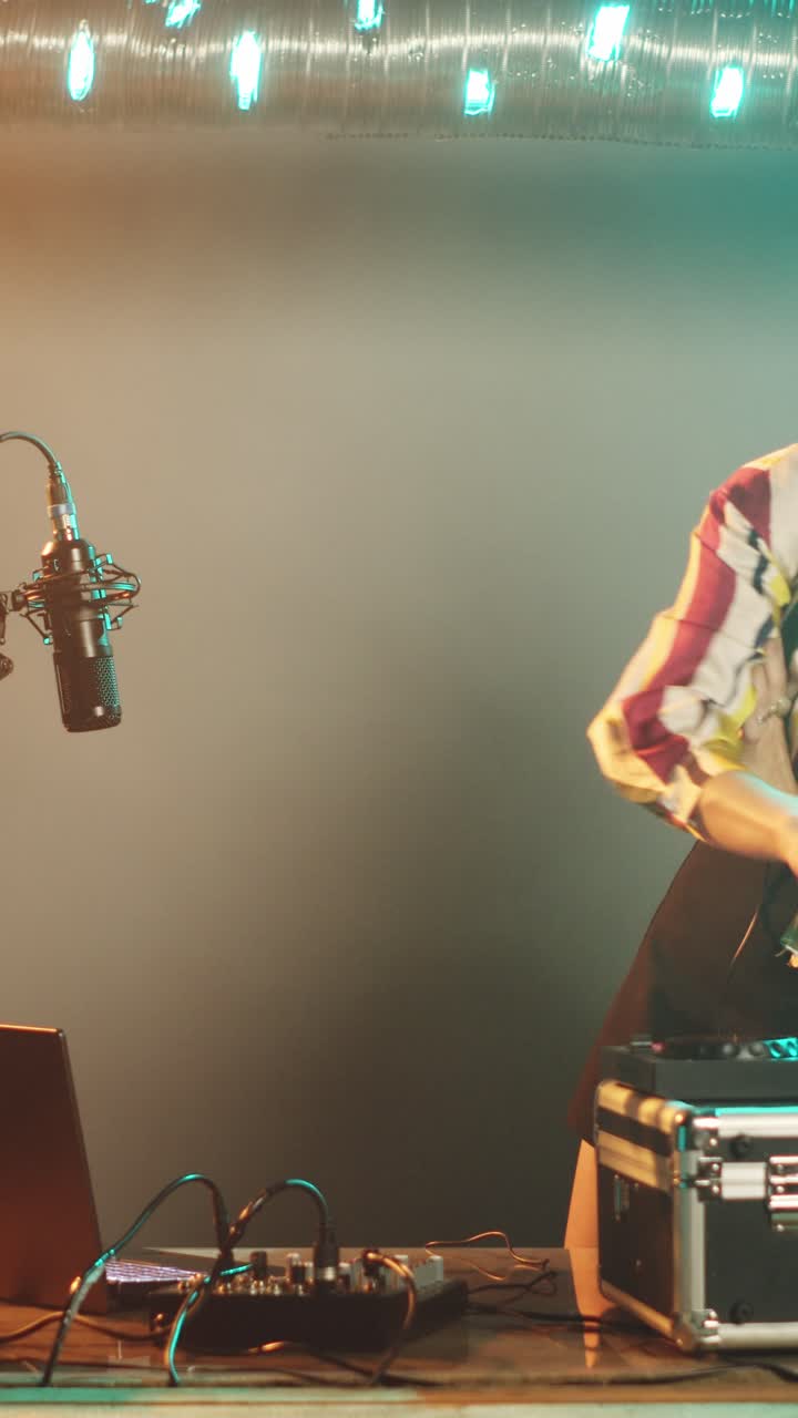 Vertikal video. Kvinde-DJ mixer nye lyde på pladespillerens diske.