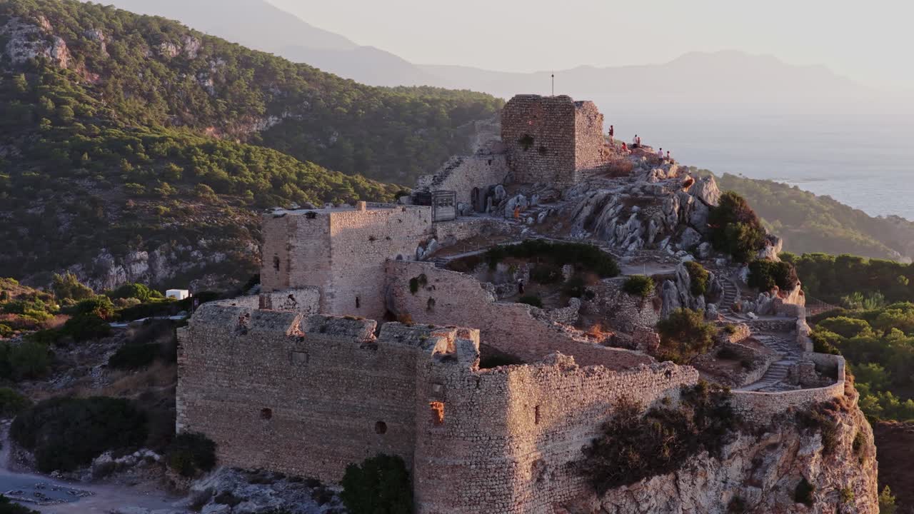 Vista aerea di un castello storico su una collina