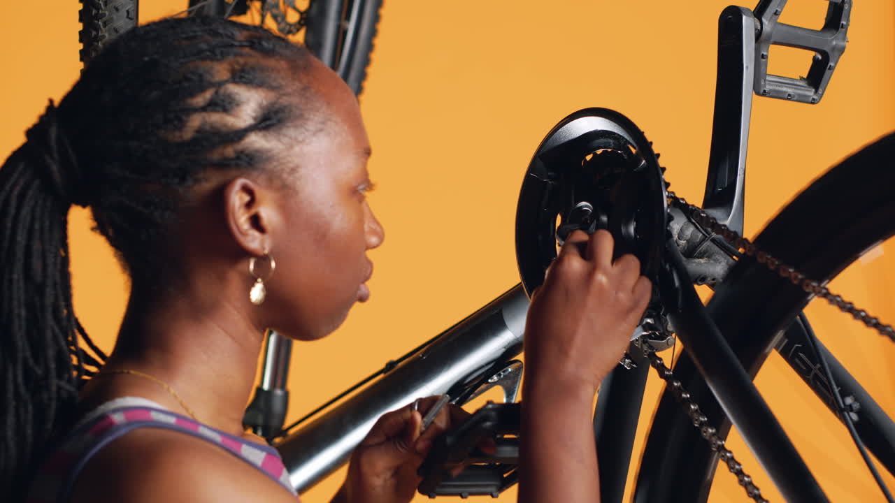 ciclismo aficionado probando el brazo de la manivela de la bicicleta y los anillos de la cadena