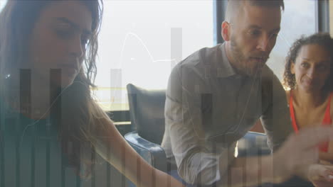 animación de múltiples gráficos sobre diversos compañeros de trabajo que comparten ideas en una reunión en la oficina