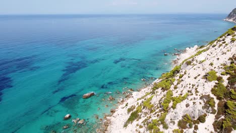 costa rocosa y mar jónico turquesa en la isla de lefkada, grecia - antena