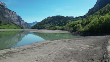 Hermosa-Vista-Panorámica-Natural-De-Klontalersee-Glarus-En-Suiza