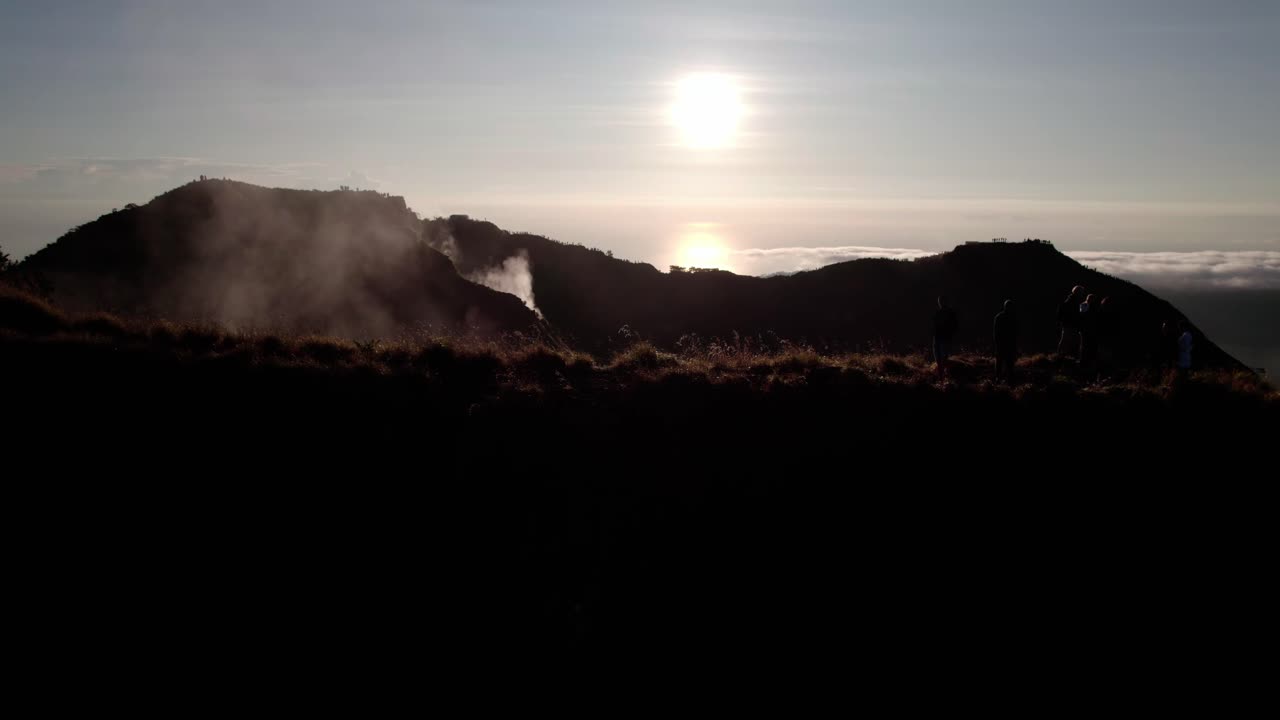 인도네시아 발리 의 바투르 산 에서 해가 뜨는 풍경 - 무인기 에서 찍은 사진