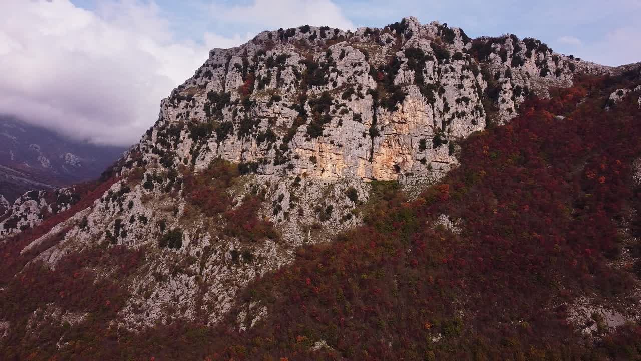 vista circular aérea de la montaña pietraroja en los apeninos italianos
