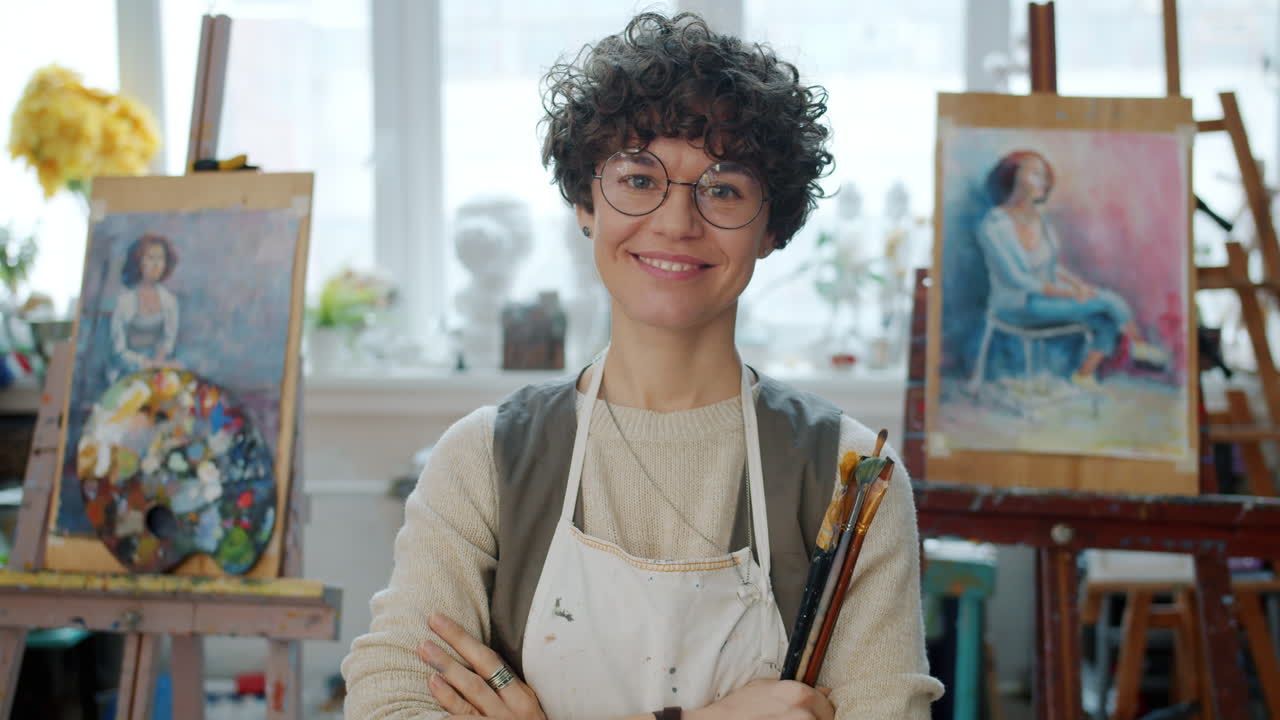 mujer artista en su estudio