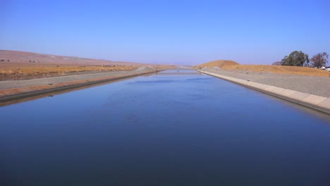 el acueducto de california lleva agua al sur de california afectado por la sequía
