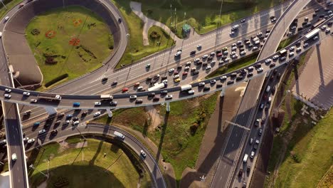 vista aérea de una intersección de autopistas en moscú.