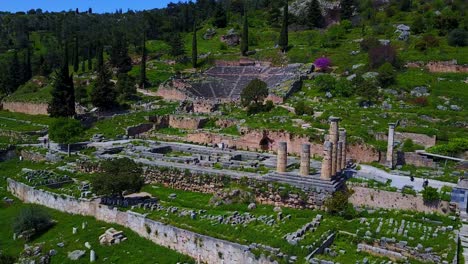 el antiguo teatro de delfos en grecia con una muñeca de avión no tripulado en el tiro
