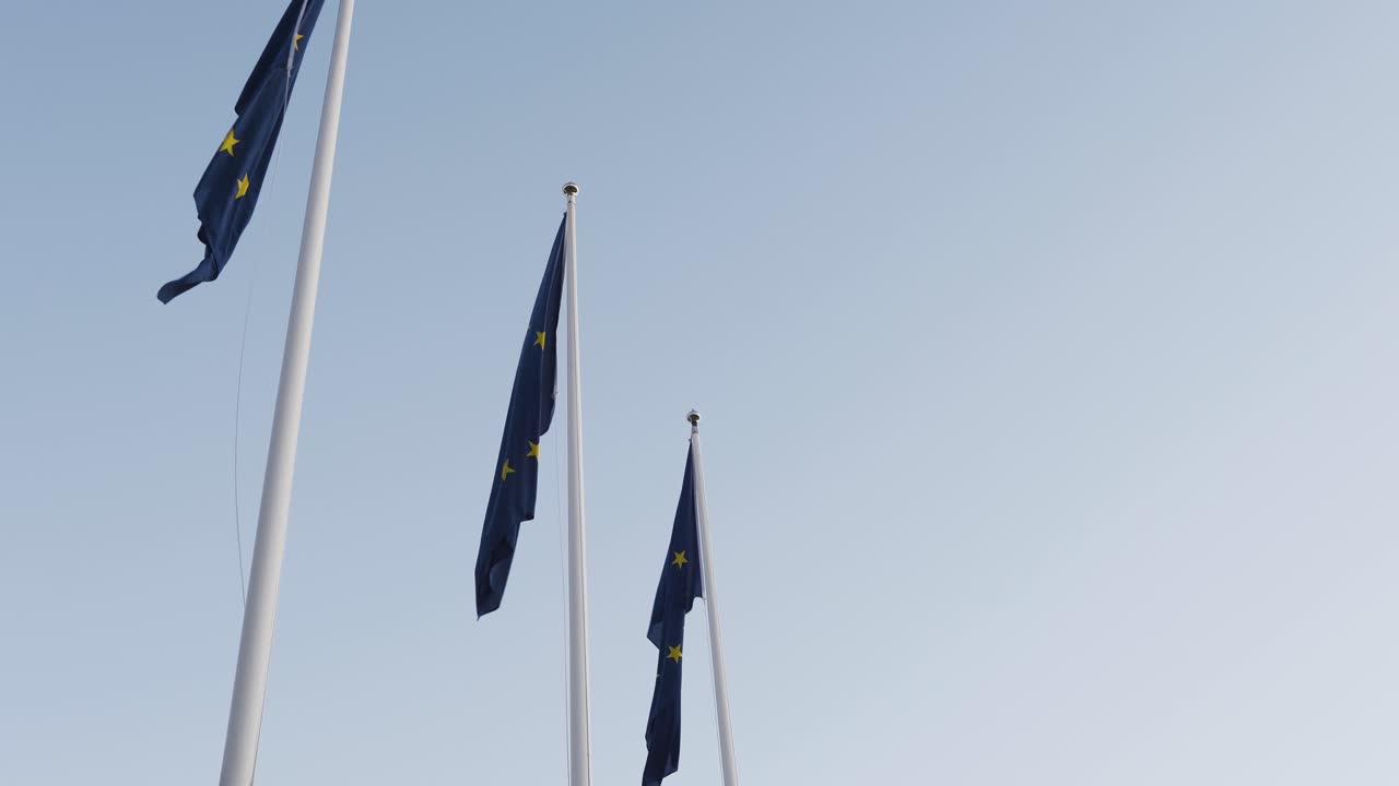 Mostra tre bandiere dell'Unione Europea in prossimità del giorno delle elezioni